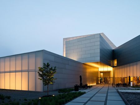 Fassade mit RHEINZINK-Kassettensystem Fassade mit RHEINZINK-Kassettensystem