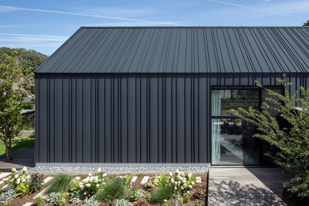 Blick auf die Fassade und das Dach aus RHEINZINK-GRANUM basalte