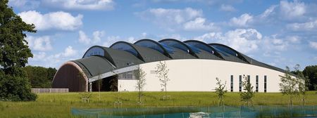 Sportzentrum der Universität von Cambridge mit Zinkdach in Doppelstehfalz